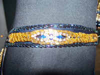 Armband auf dem H&uuml;ftband aufgelegt